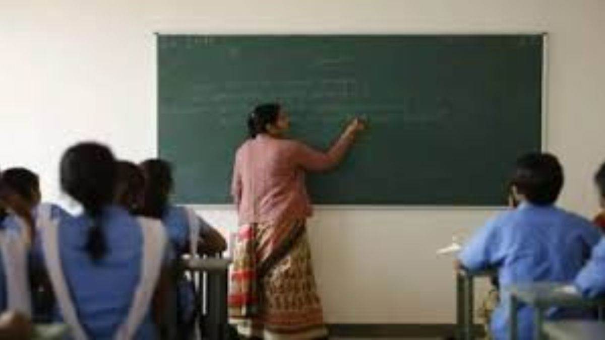 https://www.jagranimages.com/images/newimg/26082025/26_08_2025-teacher_24026152.jpg