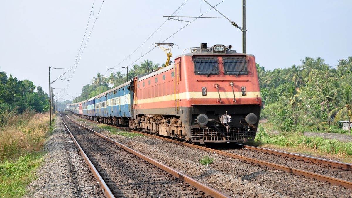 https://www.jagranimages.com/images/newimg/26082025/26_08_2025-train_24025404_13373859.jpg