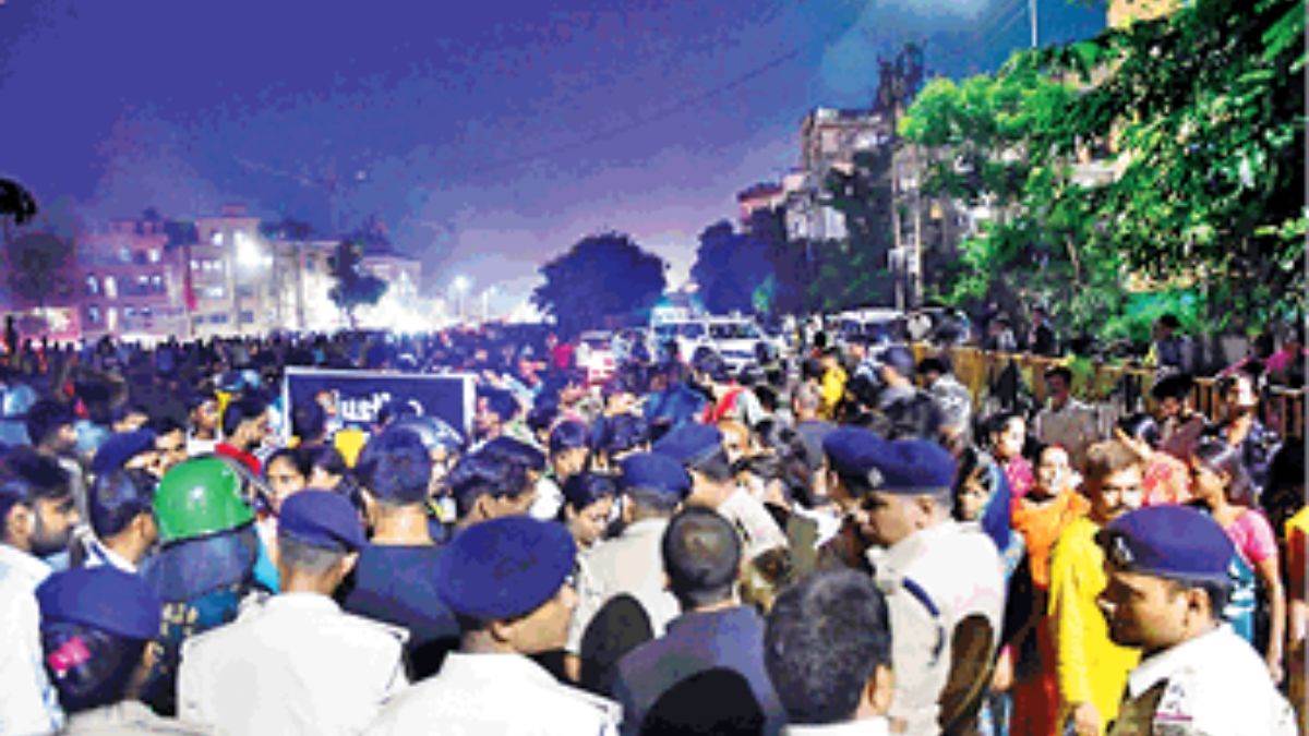 https://www.jagranimages.com/images/newimg/26082025/26_08_2025-uproar_in_patna_24025167.jpg