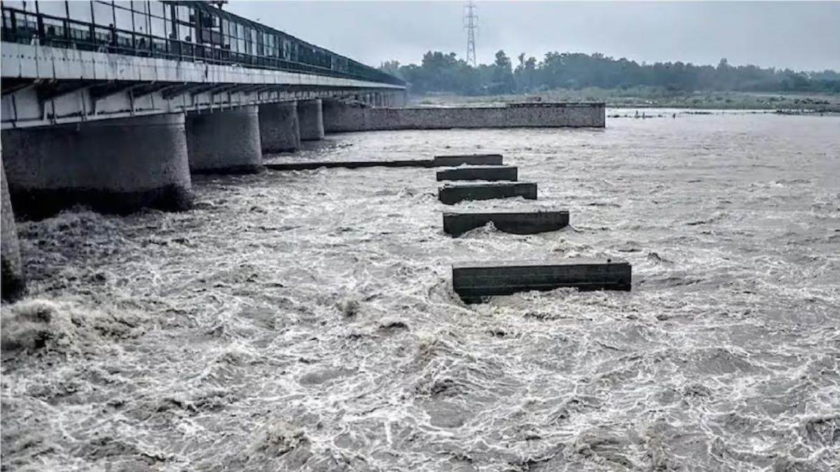 https://www.jagranimages.com/images/newimg/26082025/26_08_2025-yamuna_water_lavel_1_24026073_212356549.jpg