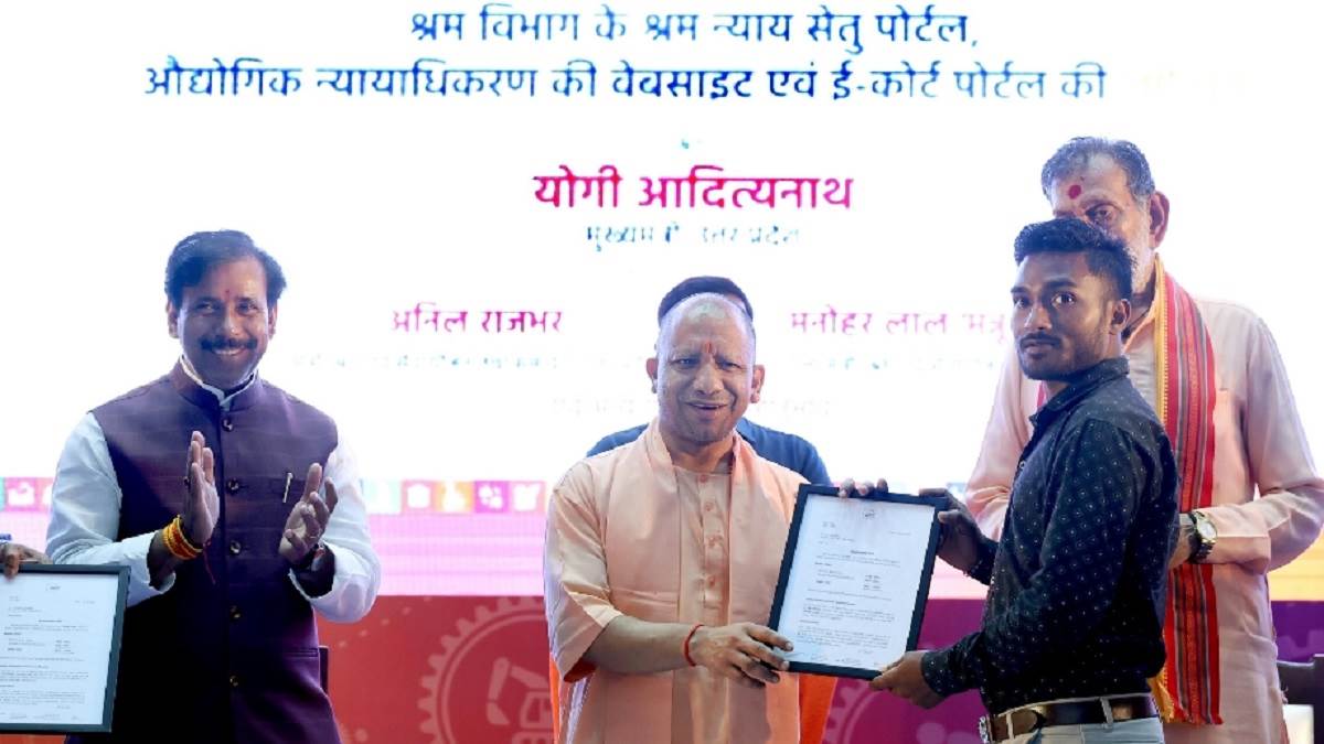 https://www.jagranimages.com/images/newimg/26082025/26_08_2025-yogi_rojgar_mela_24025860_2358779.jpg