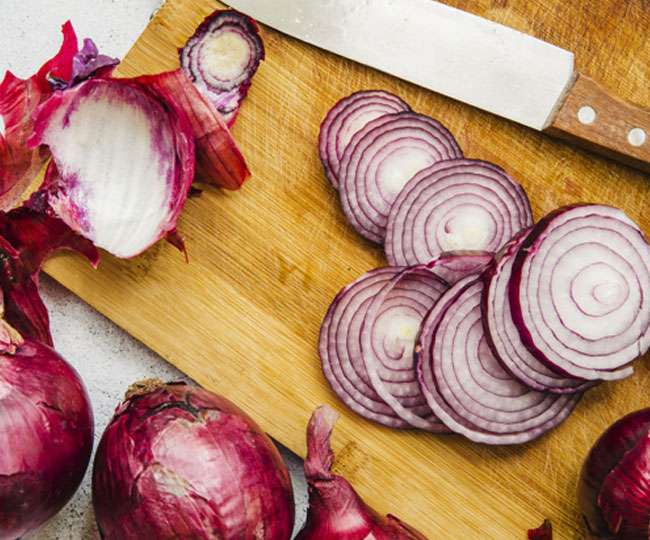 Benefits Of Onion Juice: खाने के अलावा इन घरेलू उपायों में भी काम आती है प्याज़!
