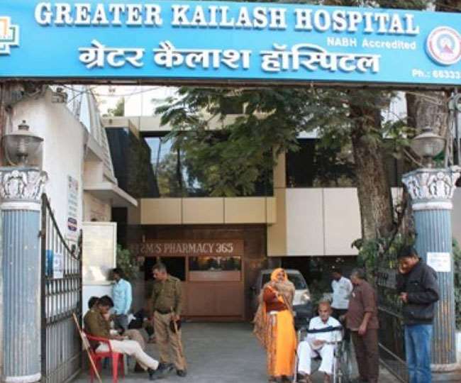 निजी अस्पताल ने बदलकर संक्रमित शव दे दिया।