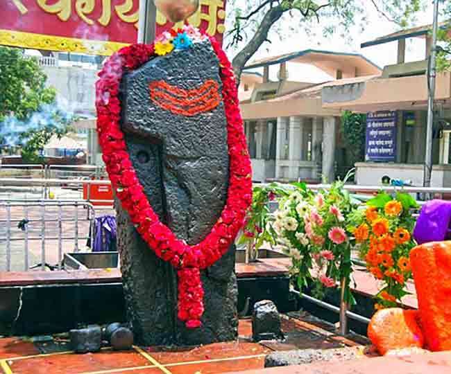 Shani Shingnapur: यहां है शनिदेव की स्वयंभू मूर्ति, जानें शनि शिंगणापुर  मंदिर की महिमा - Shani Shingnapur, Maharashtra know the glory of Lord Shani  Temple, Shingnapur