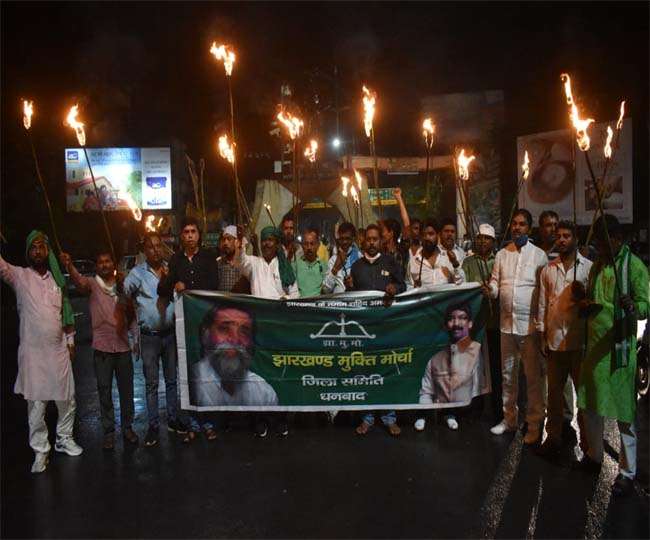 गैर भाजपा दलों ने धनबाद के रणधीर वर्मा चाैक पर निकाला मशाल जुलूस ( फोटो जागरण)।