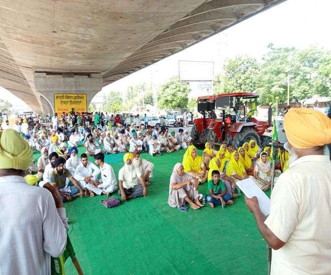 लुधियाना के फिरोजपुर रोड पर भारतीय किसान यूनियन ने लगाया धरना। (जागरण)