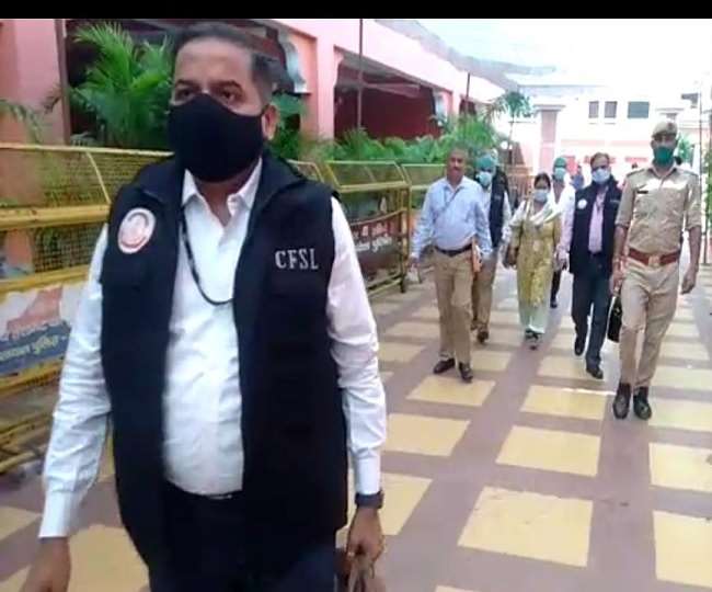 Mahant Narendra Giri Death Case: सीबीआइ के सामने FSL की टीम ने लिया श्री मठ बाघम्बरी गद्दी के कमरों से फिंगर प्रिंट