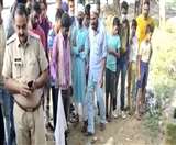 मौके पर पहुंची पुलिस ने शव को लिया कब्जे में, शिनाख्त नहीं।