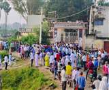 बिहार पंचायत चुनाव 2021 की मतगणना को लेकर नवादा के मतगणना केंद्र में प्रवेश के लिए लगी कतार। तस्वीर: जागरण।