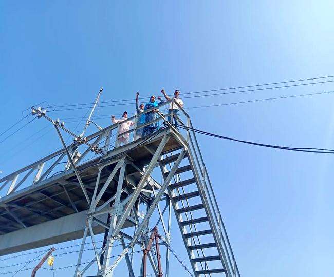 प्रदर्शनकारियों में 5 कैटेगरियों के कच्चे अध्यापक संघर्ष में शामिल हैं।