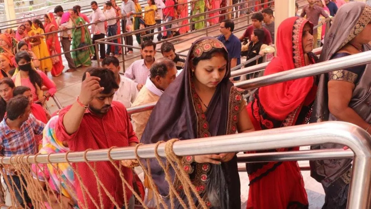 shardiya navratri 2022: मां शैलपुत्री के पूजन को नवरात्र के पहले दिन भोर से ही देवी मंदिरों में लगी कतार