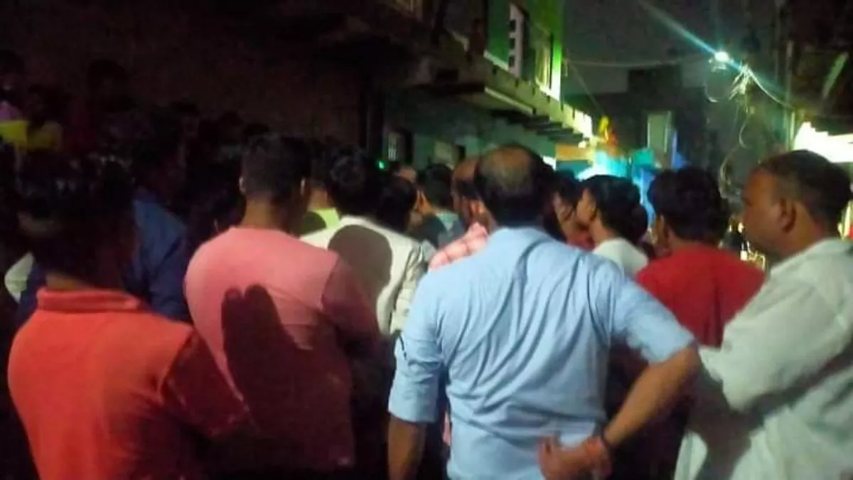 Agra Crime नवरात्र में माता की मूर्ति रखने पर हंगामा, पुलिस पहुंचने पर