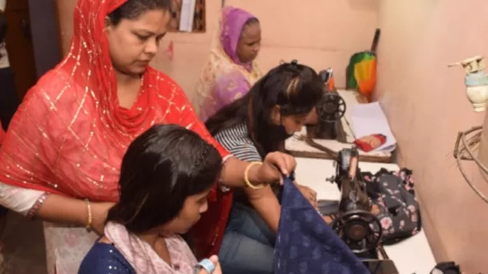 पांच बच्चों की मां तलत अब अपनी दुनिया अपने दम पर बना रही हैं।