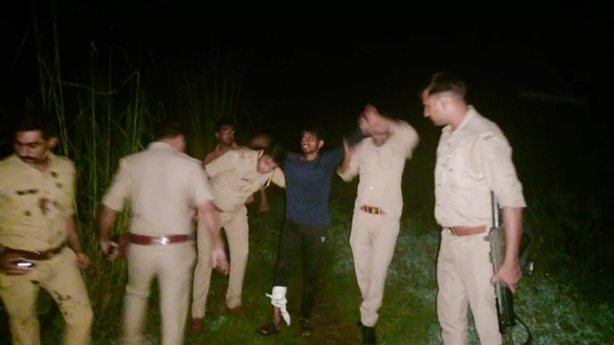 Mathura Crime: बरसाना के पास जंगल में देर रात मुठभेड़, पुलिस की गोली से गायों का तस्कर घायल