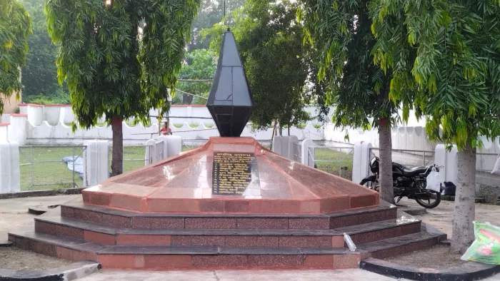 गजलीटांड़ में खान हादसे के बाद बनाया गया शहीद स्तंभ।