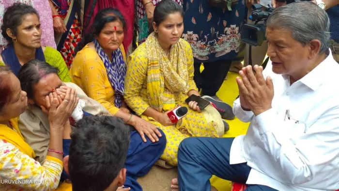 Ankita Murder Case: पूर्व मुख्यमंत्री हरीश रावत सोमवार को पौड़ी के श्रीकोट गांव पहुंचे।