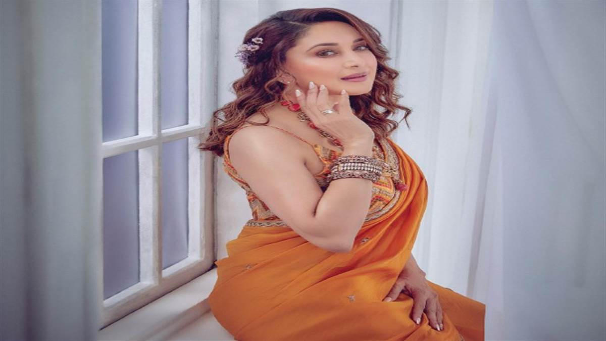 Madhuri Dixit Photos: माधुरी दीक्षित की ये फोटो देख फटी रह गई फैंस की  आंखें, यूजर्स बोले- 'ऐसी खूबसूरती के लिए...' - fans go crazy over photos of  madhuri dixit nene in