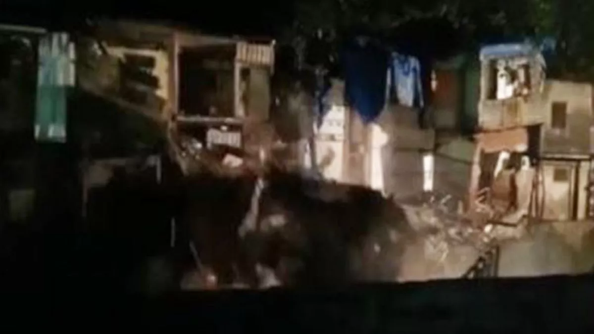 Video: मुंबई के विले पार्ले में भरभराकर गिरीं 7 झुग्गियां, हादसे में कोई घायल नहीं