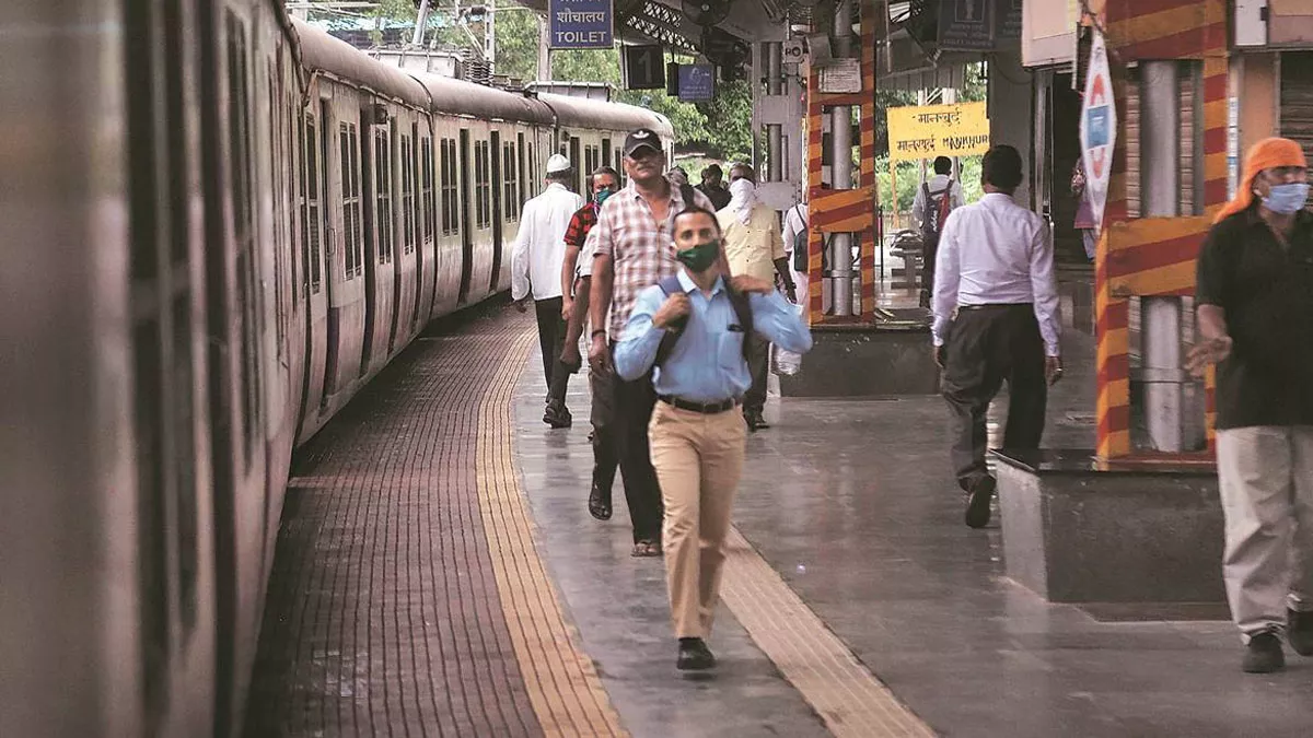 त्योहारी मौसम में रेलवे के इस निर्णय से यात्रियों की परेशानी बढ़ेगी।