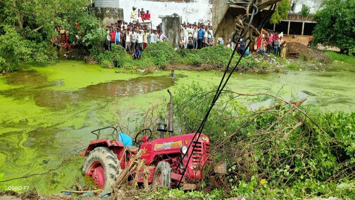 लखनऊ के इटौंजा में ट्रक ने ट्रैक्टर ट्राली में टक्कर मार दी। दस लोगों की मौत हो गई।