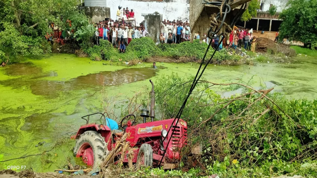 लखनऊ के इटौंजा में भीषण हादसा, ट्रक की टक्कर से ट्रैक्टर ट्राली तालाब में पलटी; 10 की मौत, 35 घायल