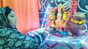 घर में दुर्गा प्रतिमा स्‍थापित कर पूजा करती रूबी आसिफ खान। सौजन्‍य : जागरण