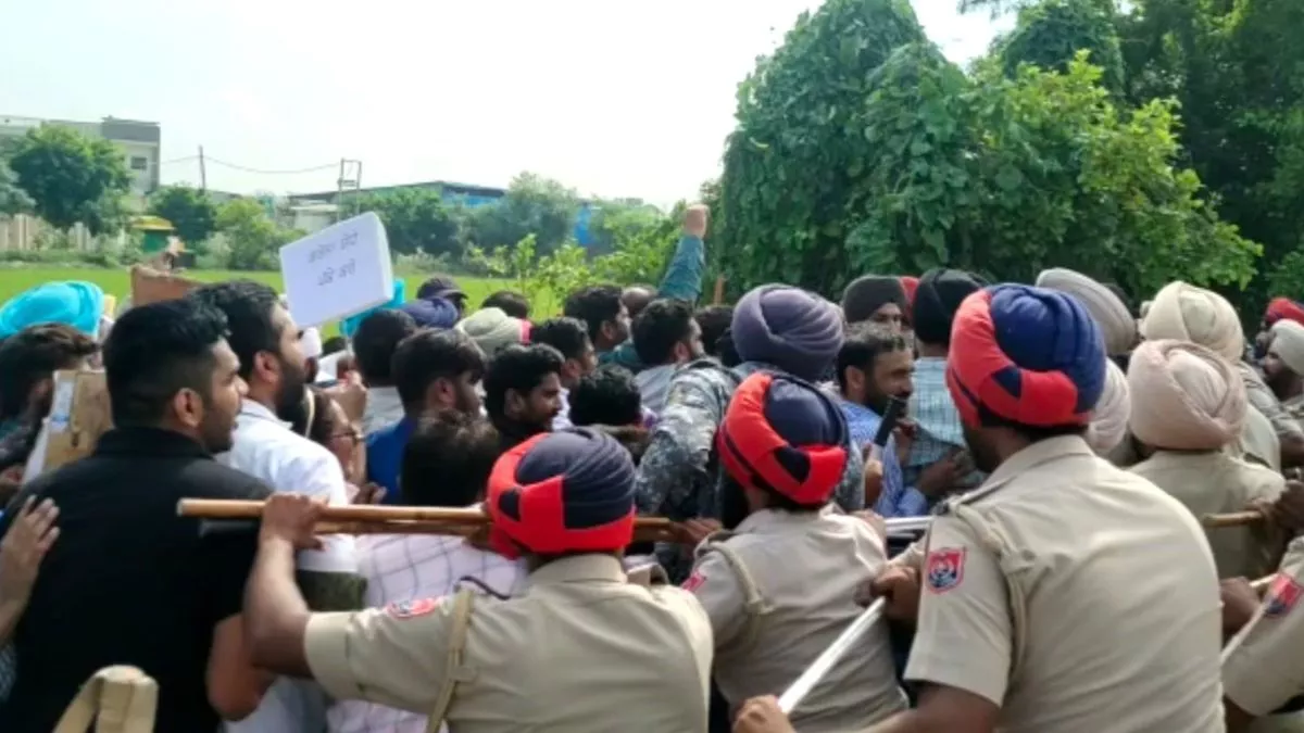 संगरूर में सीएम आवास के समक्ष एनएचएम कर्मचारियों व पुलिस में धक्कामुक्की, सेहत विभाग में रेगुलर करने की मांग को लेकर प्रदर्शन