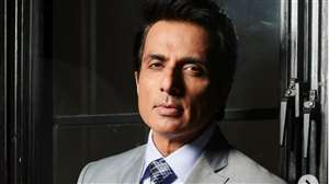Sonu Sood expressed his gratitude to people after a warm welcome in Patna.