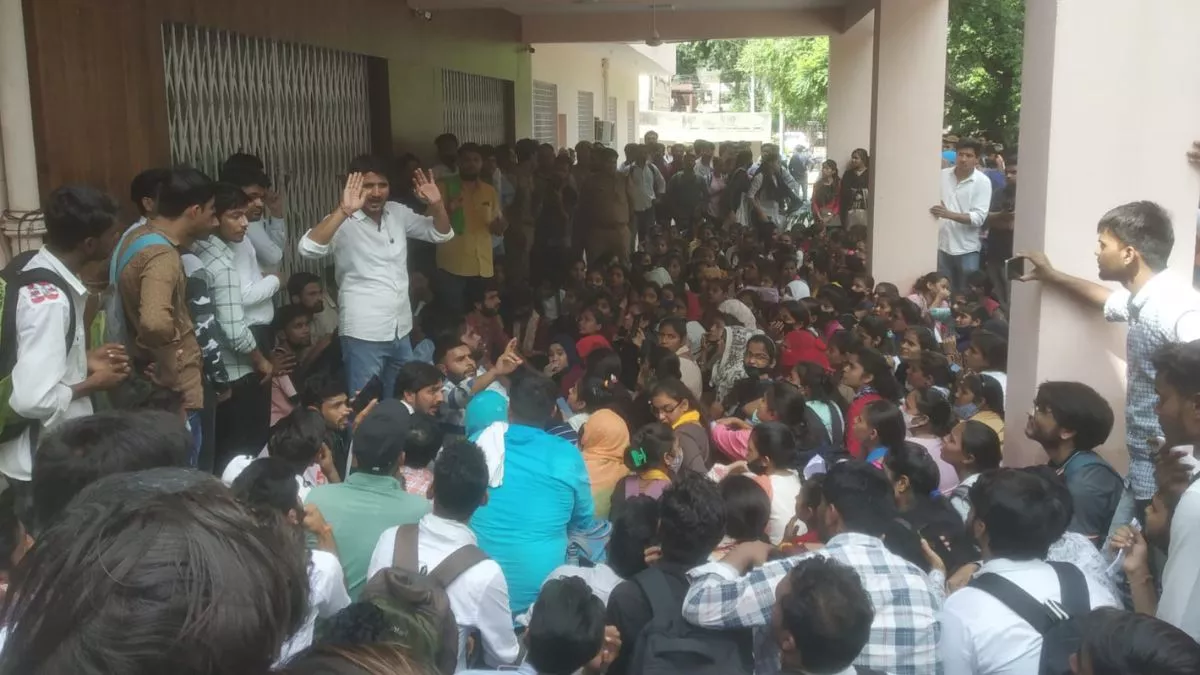 CCSU Meerut News: मेरठ में बड़ी संख्‍या में छात्रों के फेल होने पर कुलपति कार्यालय के सामने धरना और प्रदर्शन