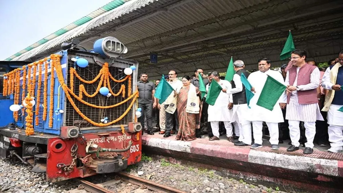 आज से फिर शुरू हुई ट्वाय ट्रेन सेवा, सांसद राजू बिष्‍ट ने दिखाई हरी झंडी