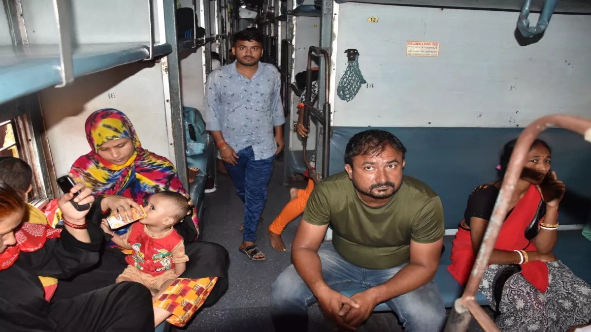 Indian Railway News : महाजाम के पांच दिन, रेलवे को 1000 करोड़, सड़क जाम होने से भी 200 करोड़ रुपये का नुकसान, ट्रेनों का परिचालन शुरू, जानें और क्या-क्या हुआ