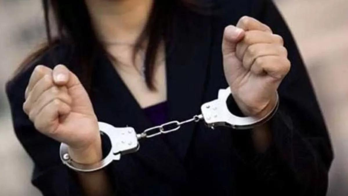 27 महिलाओं समेत 166 तस्कर गिरफ्तार हुए हैं। फोटो प्रतीकात्मक