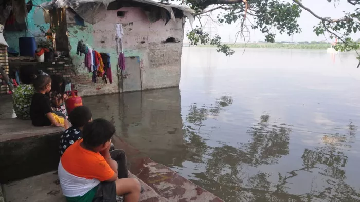 प्रशासन ने खादर में रहने वाले लोगों के लिए की अस्थायी शिविरों की व्यवस्था।