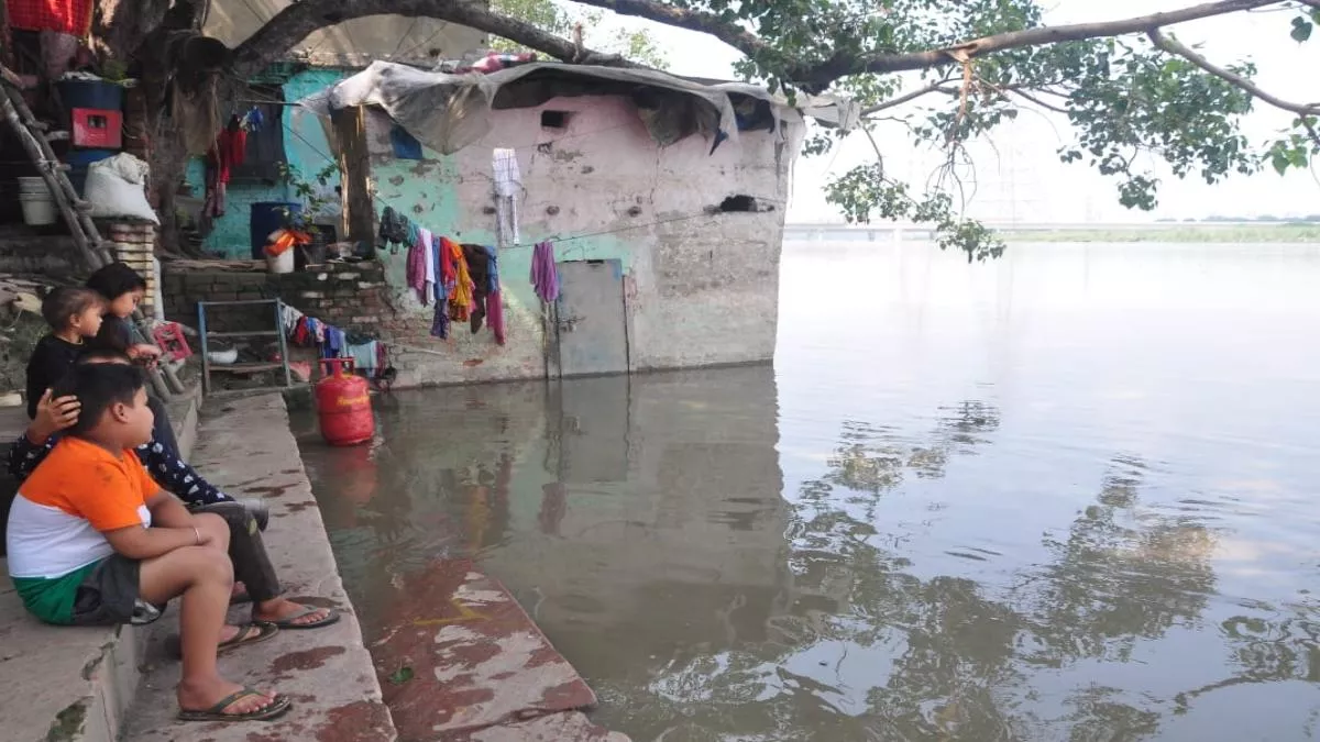 Yamuna Water Level News: मौजूदा समय में जल स्तर चेतावनी के स्तर को कर चुका है पार। (फोटो-ध्रुव कुमार)