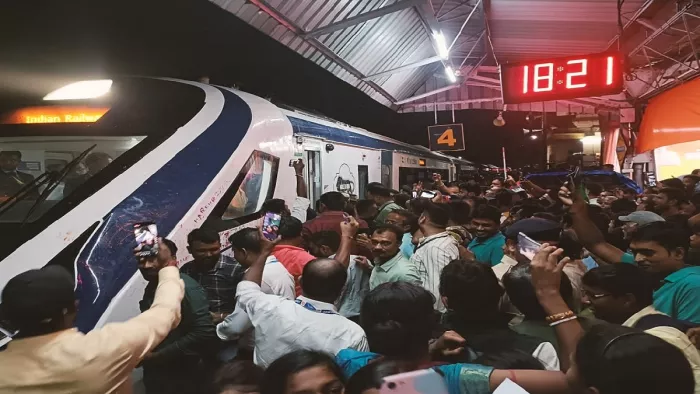 रविवार को वंदे भारत ट्रेन के आसनसोल पहुंचने पर लोगों की भीड़ (जागरण अर्काइव)