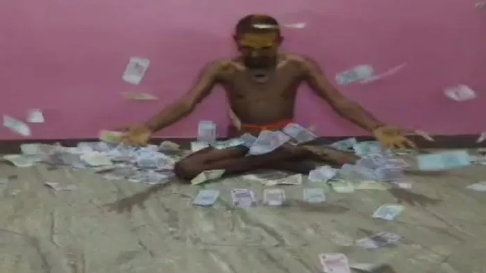लोगों को फर्जी तरीके से अपनी जालसाजी का वीडियो दिखाकर झांसे में लेता था ठग।