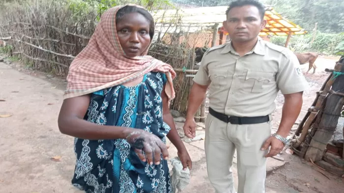 पति को बचाने के दौरान जख्मी सुशीला पुलिस के साथ।