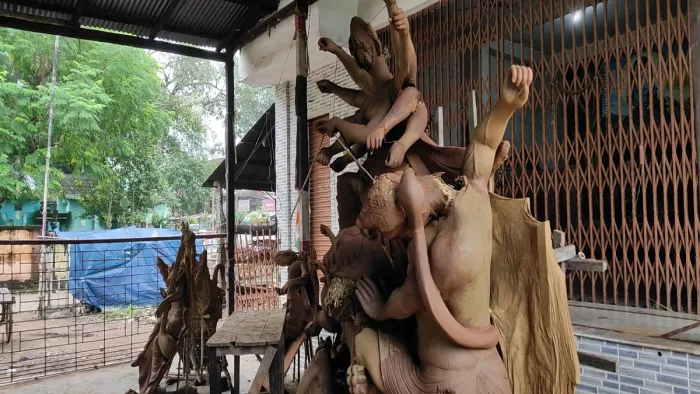 देवी दुर्गा की प्रतिमा को खंडित कर फरार हुआ शख्स।