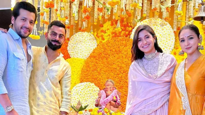 Anushka Sharma Virat Kohli की गणपति पूजा से लेटेस्ट फोटो वायरल। Photo- Instagram