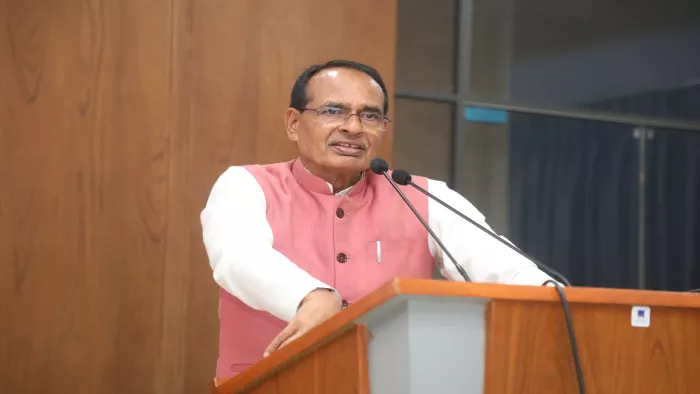 इस योजना में युवाओं को काम करने की ट्रेनिंग दी जाती है।