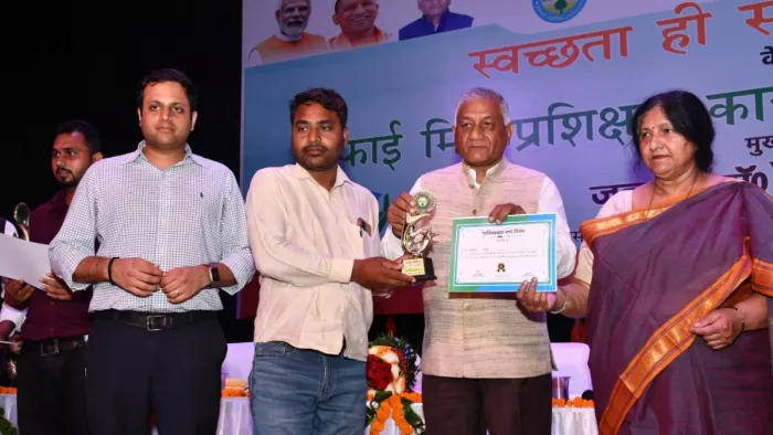 मेयर के बिना हस्ताक्षर ही उन्हीं के हाथों बंटवा दिए प्रशस्ति पत्र।