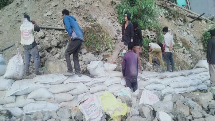 चार्टन लॉज क्षेत्र में शनिवार को भरभराकर गिरे भवन और भूस्खलन के बाद अब प्रशासन की नजर बिल्डरों पर है।