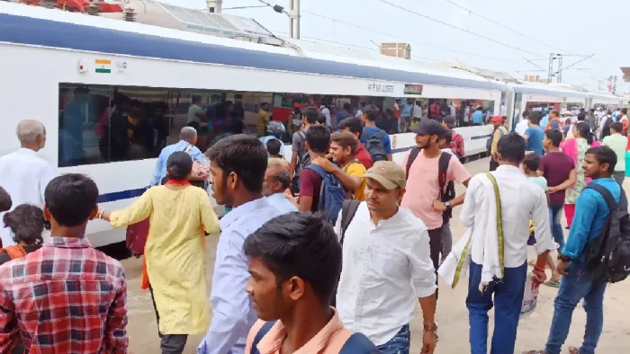 लखीसराय स्टेशन पर वंदे भारत ट्रेन रुकते ही यात्रियों की भीड़ - जागरण