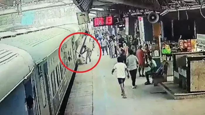 दिल्ली से झांसी जा रही ट्रेन में चढ़ने के दौरान यात्री का पैर फिसला