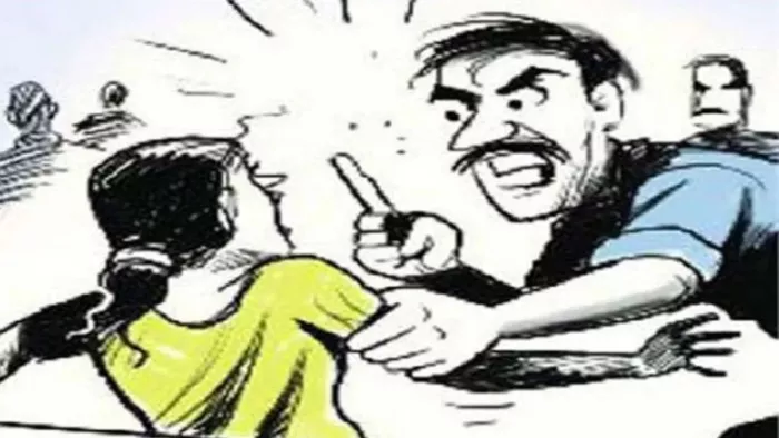 युवती की पिटाई का वीडियो सोशल मीडिया पर वायरल (फाइल फोटो)