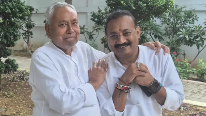 नीतीश कुमार के साथ अशोक चौधरी। फोटो- एक्स
