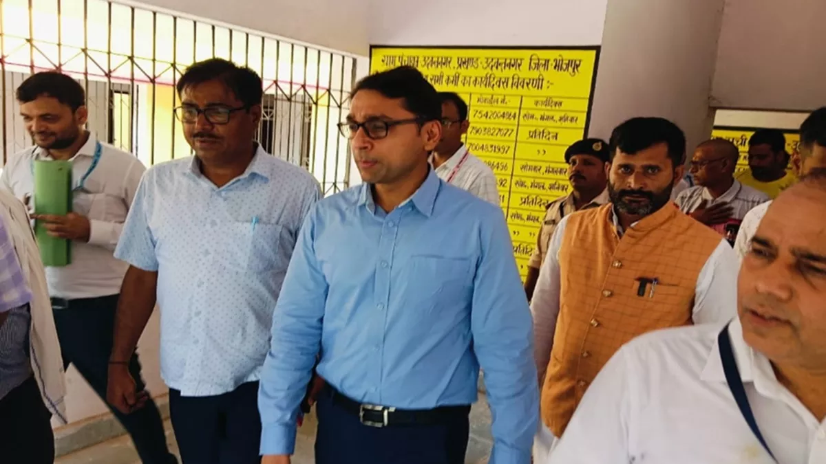 Ara News: भोजपुर के डीएम का रौद्र रूप, उदवंतनगर के 18 दफ्तरों में करने लगे छापामारी; अधिकारियों में मचा हड़कंप