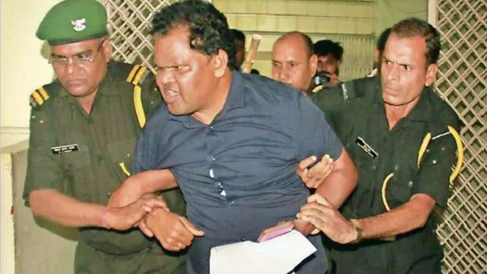 रजिस्ट्रार प्रोफेसर शांतनु रस्तोगी के कार्यालय से देर रात प्रो.जोन्नादा राव को बाहर निकालते सुरक्षाकर्मी l जागरण