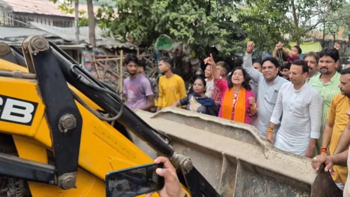 दिल्ली में बुलडोजर लेकर पहुंची थी टीम। फोटो- जागरण