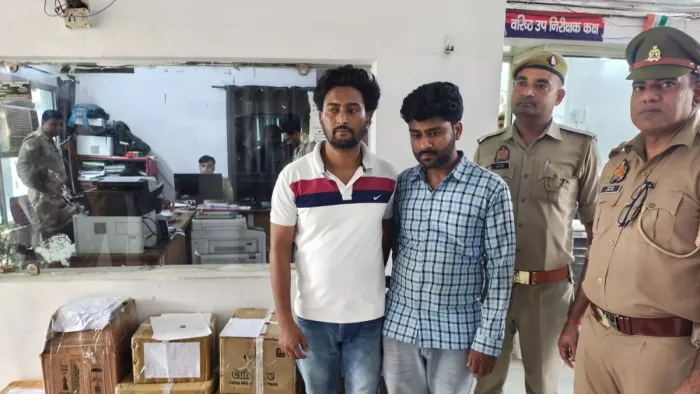 इंदिरापुरम थाना पुलिस द्वारा गिरफ्तार आरोपित व बरामद सामान। फोटो सौ. पुलिस
